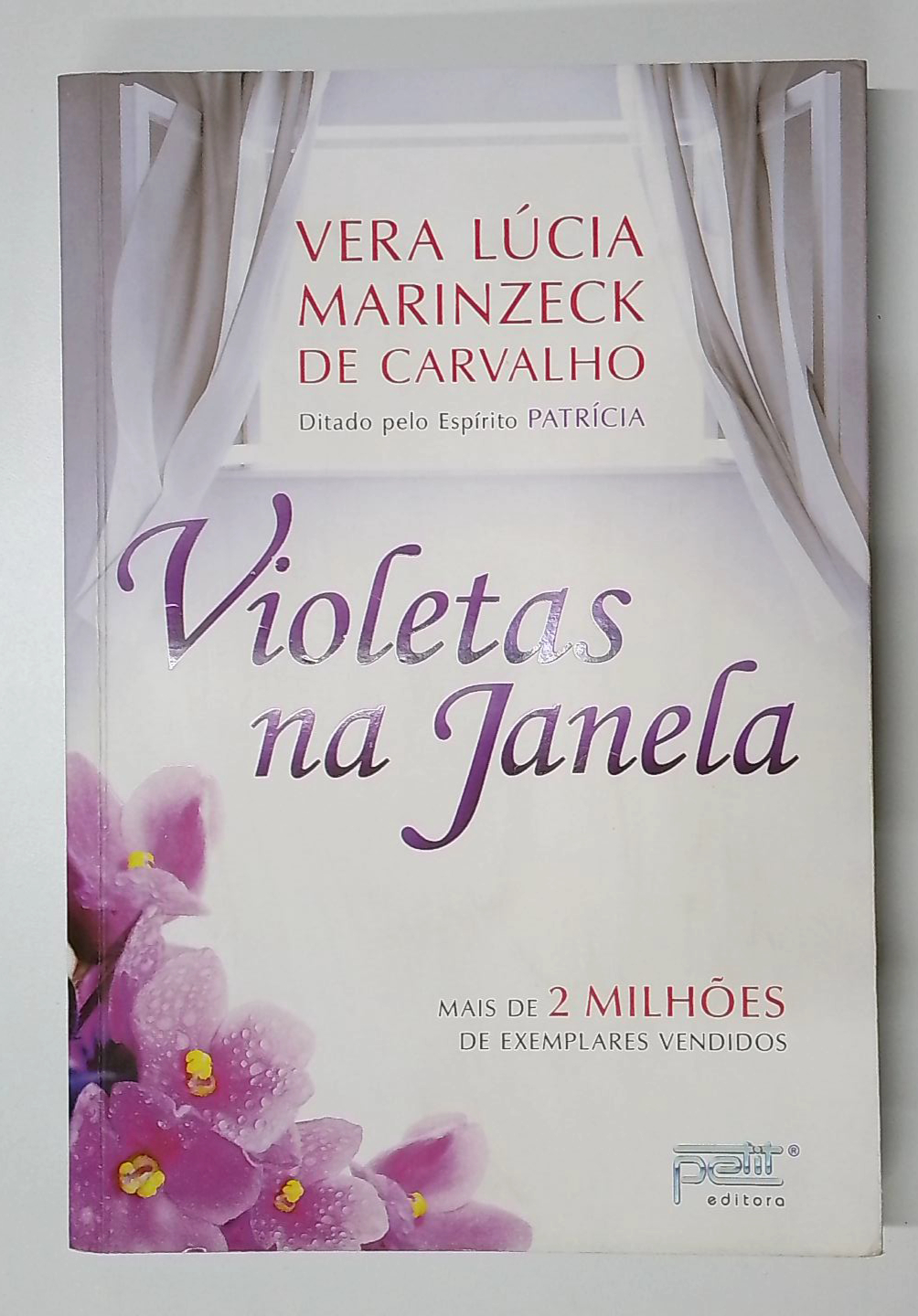 Capa do livro Violetas na Janela