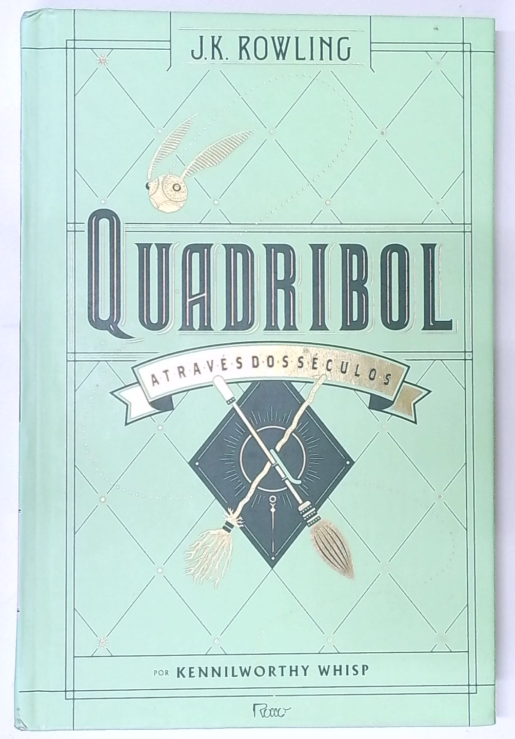 Capa do livro Quadribol Através dos Séculos