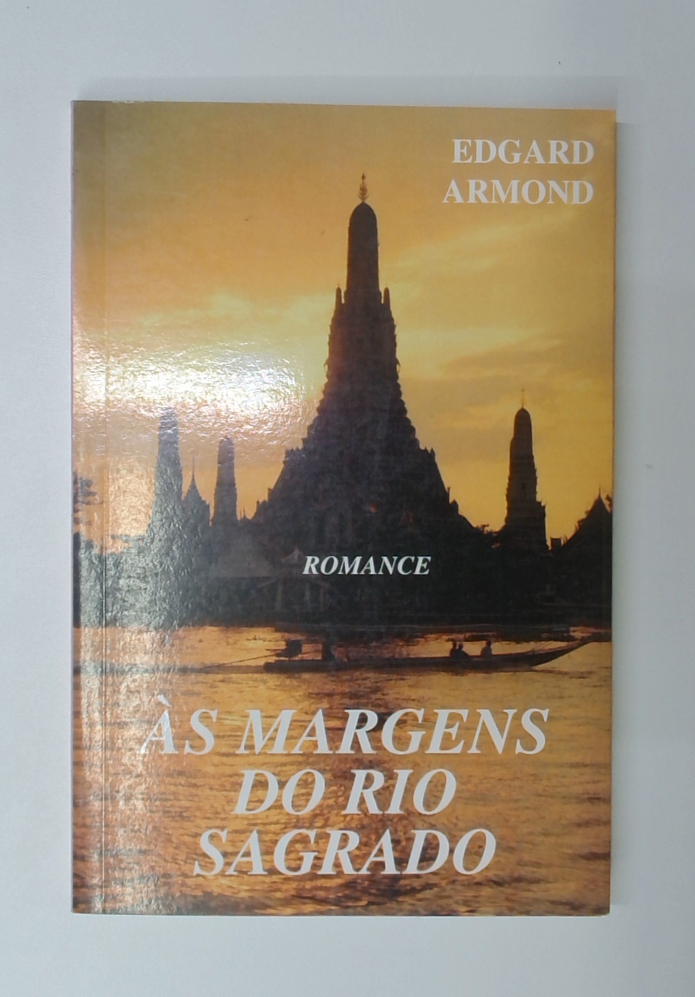 Capa do livro Às Margens do Rio Sagrado