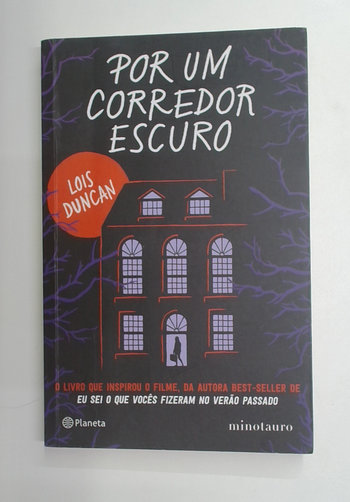 Capa do livro Por Um Corredor Escuro